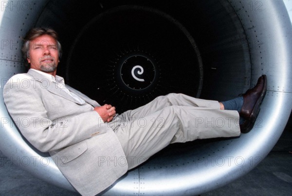 Unternehmer Richard Branson entspannt sich in einem Triebwerk PUBLICATIONxNOTxINxUK