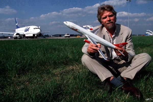 Unternehmer Richard Branson mit einem Modell Flugzeug der Airline - Virgin Atlantic Airways - PUBLICATIONxNOTxINxUK