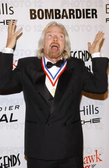 Bildnummer: 52858252 Datum: 22.01.2009 Copyright: imago/PicturePerfect
Preisträger Richard Branson (CEO Virgin Group) während der 6. Annual Living Legends of Aviation Awards in Beverly Hills, Personen , Objekte , kurios , premiumd; 2009, Los Angeles, Pressetermin , Trophäe, Wirtschaft; , hoch, Kbdig, Einzelbild, close, Randbild, People
Bildnummer 52858252 Date 22 01 2009 Copyright Imago PicturePerfect Prize winners Richard Branson CEO Virgin Group during the 6 Annual Living Legends of Aviation Awards in Beverly Hills People Objects funny premiumd 2009 Los Angeles Press call Trophy Economy vertical Kbdig Single Close Edge image Celebrities