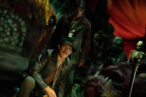 Nightmare Alley (2021) - filmstill Willem Dafoe and Bradley Cooper Nightmare Alley (2021) EDITORIAL USE ONLY Copyright: