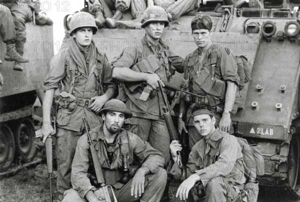 Charlie Sheen, Tom Berenger, Willem Dafoe, Kevin Dillon, Francesco Quinn, Platoon 1986. PUBLICATIONxINxGERxSUIxAUTxONLY