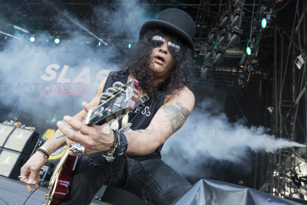 19/ Konzert: Slash, Saenger und Gitarrist Slash (Saul Hudson) beim Rock am Ring Festival am 06.06.2015 auf dem Flugplatz