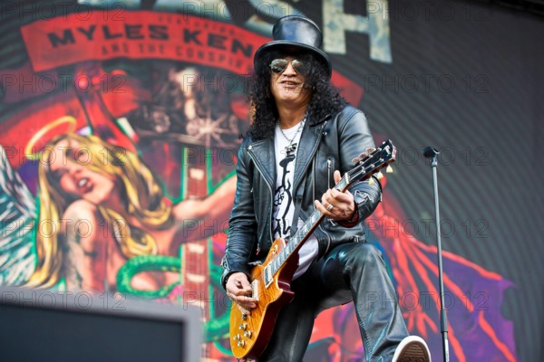 Bildnummer: 58660638 Datum: 11.06.2012 Copyright: imago/Manngold
Der britische Gitarrist Slash ( eigentlich Saul Hudson ) während eines Konzerts am Montag, 11. Juni 2012, in Mönchengladbach. Slash - Saul Hudson - in Mönchengladbach People Kultur Musik Aktion xns x0x 2012 quer Aufmacher 2012 Band Bühne Concert horizontal Konzert Konzerte Kultur live Mikrofon Music Musik Musiker quer Querformat
58660638 Date 11 06 2012 Copyright Imago Manngold the British Guitarist Slash actually Saul Hudson during a Concert at Monday 11 June 2012 in Moenchengladbach Slash Saul Hudson in Moenchengladbach Celebrities Culture Music Action shot xns x0x 2012 horizontal Highlight 2012 Tie Stage Concert horizontally Concert Concerts Culture Live Microphone Music Music Musician horizontal Landscape
