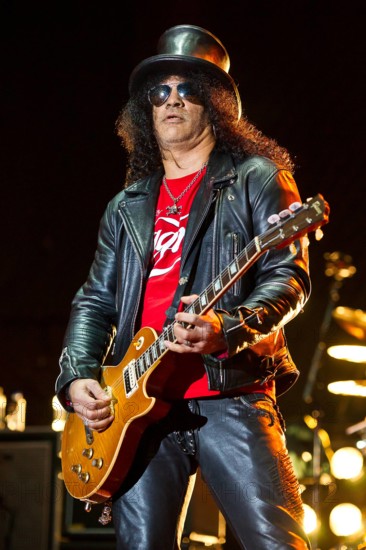 Bildnummer: 58660640 Datum: 16.06.2012 Copyright: imago/Manngold
Der britische Gitarrist Slash ( eigentlich Saul Hudson ) während eines Konzerts am Samstag, 16. Juni 2012, in Sulingen ( Niedersachsen ). Slash - Saul Hudson - in Sulingen People Kultur Musik Aktion xns x0x 2012 hoch Aufmacher 2012 Band Bühne Concert hoch Hochformat Konzert Konzerte Kultur live Mikrofon Music Musik Musiker
58660640 Date 16 06 2012 Copyright Imago Manngold the British Guitarist Slash actually Saul Hudson during a Concert at Saturday 16 June 2012 in Sulingen Lower Saxony Slash Saul Hudson in Sulingen Celebrities Culture Music Action shot xns x0x 2012 vertical Highlight 2012 Tie Stage Concert vertical Portrait Concert Concerts Culture Live Microphone Music Music Musician