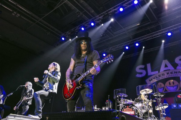 Myles Kennedy und Slash live in der Alsterdorfer Sporthalle Hamburg 03 03 2019 *** Myles Kennedy a