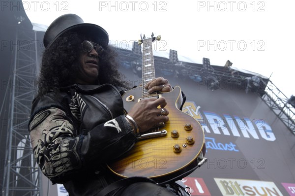 Bildnummer: 51914208 Datum: 03.06.2007 Copyright: imago/Stefan M Prager
Gitarrist Slash (USA/Velvet Revolver) während eines Konzertes anlässlich des - Rock am Ring - Festivals, Personen; 2007, , Rock am Ring Festival, open air, Konzerte, Musiker, Saul Hudson, Rock,; , quer, Kbdig, Einzelbild, close, Musik, Kunst, Froschperspektive, Perspektive, Deutschland, Aktion, People o0 Nürburg