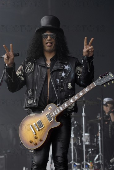 Bildnummer: 51914191 Datum: 03.06.2007 Copyright: imago/Stefan M Prager
Gitarrist Slash (USA/Velvet Revolver) während eines Konzertes anlässlich des - Rock am Ring - Festivals, Personen; 2007, , Rock am Ring Festival, open air, Konzerte, Musiker, Saul Hudson, Rock, Gestik,; , hoch, Kbdig, Einzelbild, Musik, Kunst, Deutschland, Aktion, People o0 Nürburg