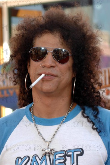 Bildnummer: 51270867 Datum: 04.06.2006 Copyright: imago/PicturePerfect
Gitarrist Slash (GBR/Velvet Revolver) anlässlich der Premiere von - The Fast & The Furious: Tokyo Drift - in Universal City, Personen; 2006, Los Angeles, LA, L.A., Pressetermin, Filmpremiere, Tokio, Musiker, Rock, Alternative, Crossover, Zigarette, rauchen, raucht, , Sonnenbrille; , hoch, Kbdig, Porträt, Musik, Kunst, Vereinigte Staaten von Amerika, Randbild, People