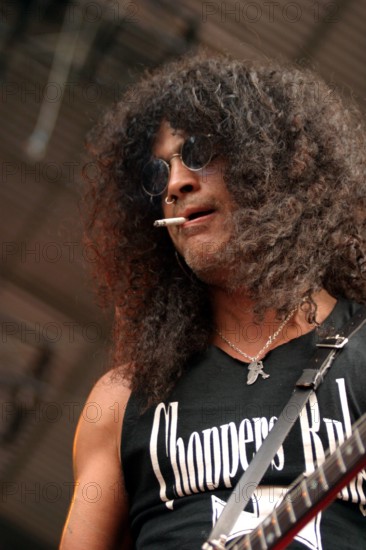 Bildnummer: 50558501 Datum: 15.08.2004 Copyright: imago/Thomas Bergmann
Gitarrist Slash (GBR/Velvet Revolver) anlässlich des HIGHFIELD FESTIVALS 2004 in Hohenfelden, Personen; 2004, Hohenfelden, Musiker, Festivals , Konzerte, Alternative , Crossover , Rock, Gitarristen, Saul Hudson; , hoch, Kbdig, Musik, Kunst, Deutschland, Aktion, People / Porträt