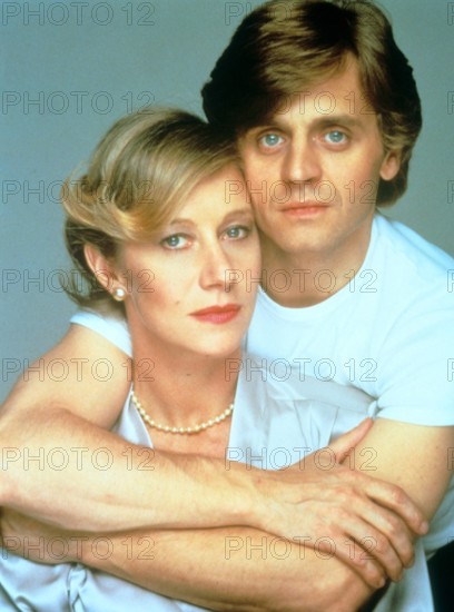 Bildnummer: 56658037 Datum: 01.02.1986 Copyright: imago/teutopress
Helen Mirren mit Mikhail Baryschnikow 02/86 teu Schauspielerin Helen Mirren mit Mikhail Baryschnikow (Ballett-Tänzer, Schauspieler) White Nights Nacht der Entscheidung England Engländerin englisch Britin britisch Russland Russe russisch Frau Mann Schauspiel Tänzer Film TV Fernsehen Kino british actress russian actor dancer leger umarmend hintereinander Arme um Oberkörper gelegt hoch halb neutral ernst People Shooting x0x xsk 1986 hoch Aufmacher
56658037 Date 01 02 1986 Copyright Imago teutopress Helen Mirren with Mikhail Baryschnikow 02 86 TEU Actress Helen Mirren with Mikhail Baryschnikow Ballet Dancers Actor White Nights Night the Decision England Englishwoman English British woman British Russia Russian Russian Woman Man Acting Dancers Film TV Television Cinema British actress Russian Actor Dancer casual embracing row Arms to Upper body laid vertical half neutral Ernst Celebrities Shooting x0x xSK 1986 vertic...