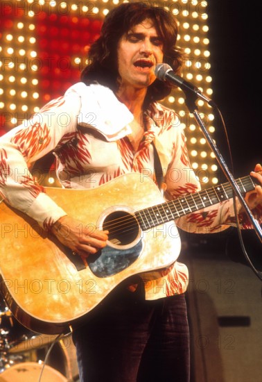 Ray Davies of The Kinks performing circa 1970 s PUBLICATIONxNOTxINxUSA Copyright: xJeffreyxMayerx/xRockxNegativesx/xMedi