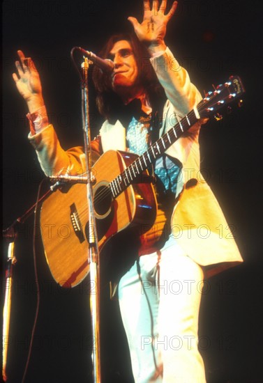 Ray Davies of The Kinks performing circa 1970 s PUBLICATIONxNOTxINxUSA Copyright: xJeffreyxMayerx/xRockxNegativesx/xMedi