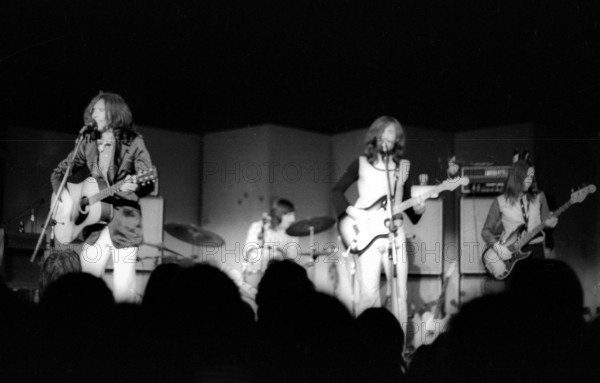 The Kinks in concert NYC Carnegie Hall March 3 1972 PUBLICATIONxNOTxINxUSA Copyright: xJeffreyxMayerx/xRockxNegativesx/x