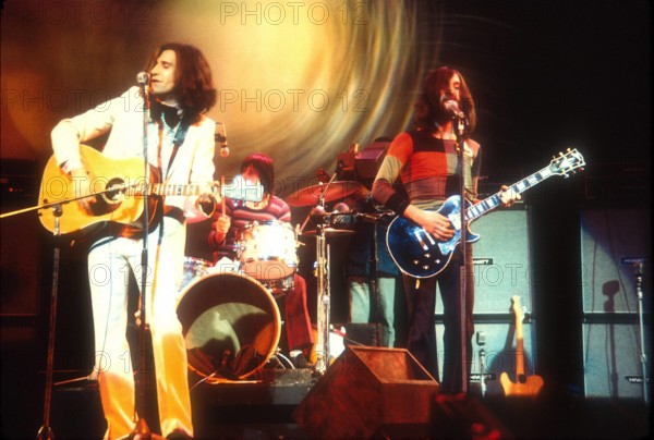 The Kinks on Midnight Special TV Show circa 1974 PUBLICATIONxNOTxINxUSA Copyright: xJeffreyxMayerx/xRockxNegativesx/xMed