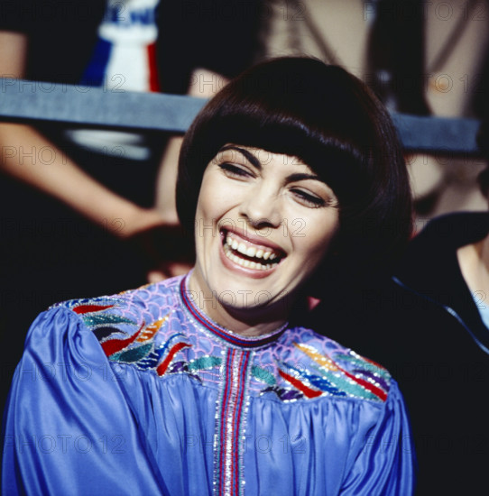 HITPARADE Hitparade, ZDF Musiksendung, Auftritt der französischen Sängerin Mireille Mathieu, 1978. Hitparade, ZDF music