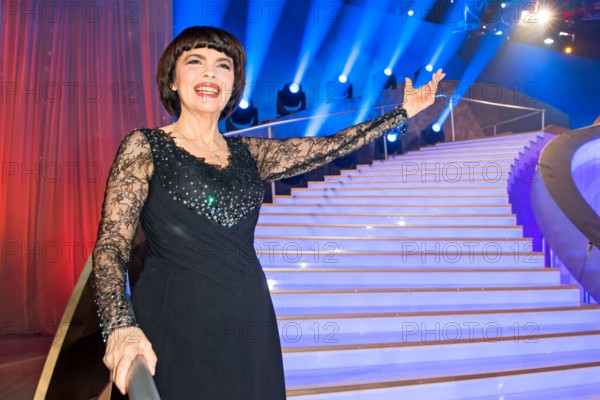 Bildnummer: 58586723 Datum: 13.10.2012 Copyright: imago/STAR-MEDIA
ARD - Das Herbstfest der Überraschungen. Sängerin Mireille Mathieu ( FRA). Sängerin Mireille Mathieu ( FRA) anläßlich der ARD Fernsehshow Das Herbstfest der Überraschungen am 13.10.2012 in der Erdgas Arena Riesa. People Entertainment Musik Shooting xmk x0x 2012 quer Aufmacher premiumd 2012 quer Querformat Halbfigur Halbkörper Halbportrait ARD Das erste Deutschland Fernsehen Fernsehshow Kultur Kunst Live Livesendung MDR Mitteldeutscher Rundfunk Musik Musikerin Person Personen Schlager Schlagersängerin Show TV Unterhaltung Volksmusik volkstümlich
58586723 Date 13 10 2012 Copyright Imago Star Media ARD the Autumn Festival the Surprises Singer Mireille Mathieu FRA Singer Mireille Mathieu FRA during the ARD TV the Autumn Festival the Surprises at 13 10 2012 in the Natural gas Arena Riesa Celebrities Entertainment Music Shooting xmk x0x 2012 horizontal Highlight premiumd 2012 horizontal Landscape Half- Half Half-portr...