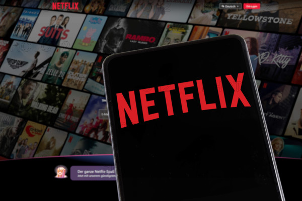 Netflix Logo Website auf einem Handy und Computer Bildschirm