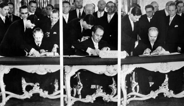 Bildnummer: 55881166 Datum: 01.01.1955 Copyright: imago/United Archives
British Foreign Secretary Harold Macmillian ( left ) French Foreign Minister Antione Pinay ( middle ) and Soviet Foreign Minister V . M . Molotov ( right ) , signing the Austrian State Treaty at the Belvedere Palace , Vienna . 16 May 1955 Mono Negative !AUFNAHMEDATUM GESCHÄTZT! kbdig 1955 quer politics politicians diplomats
Bildnummer 55881166 Date 01 01 1955 Copyright Imago United Archives British Foreign Secretary Harold MacMillian left French Foreign Ministers Antione Pinay Middle and Soviet Foreign Ministers V M Molotov Right Signing The Austrian State Treaty AT The Belvedere Palace Vienna 16 May 1955 Mono Negative date estimated Kbdig 1955 horizontal POLITICS Politicians Diplomats