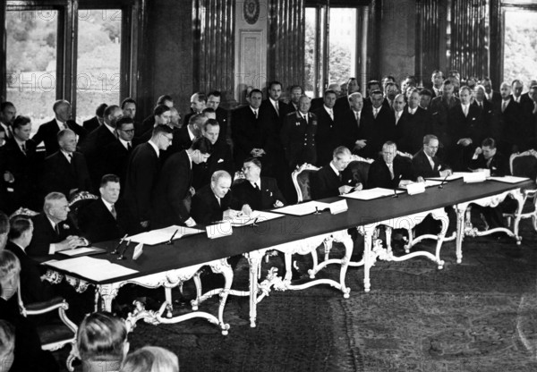 Bildnummer: 55881165  Datum: 01.01.1955  Copyright: imago/United Archives
The signing of the Austrian State Treaty at the Belvedere Palace by ( left to right ) Mr . Llewellyn E . Thompson , the United States Ambassador to Austria ; American Secretary of State John Foster Dulles ; I . I . Ilyichev , Soviet Ambassador to Austria ; Soviet Foreign Minister Molotov ; Austrian Foreign Minister Herr Leopold Figil ; British Foreign Secretary Harold Macmillian ; Sir Geoffrey Wallinger , British Ambassador to Austria ; French Foreign Minister Pinay , and French Charge D Affaires Lalouette . 15 May 1955 Mono Negative !AUFNAHMEDATUM GESCHÄTZT! kbdig 1955 quer diplomats politics politicians 

Bildnummer 55881165 Date 01 01 1955 Copyright Imago United Archives The Signing of The Austrian State Treaty AT The Belvedere Palace by left to Right Mr Llewellyn e Thompson The United States Ambassador to Austria American Secretary of State John Foster Dulles I I Ilyichev Soviet Ambassador to Austria Sovie...