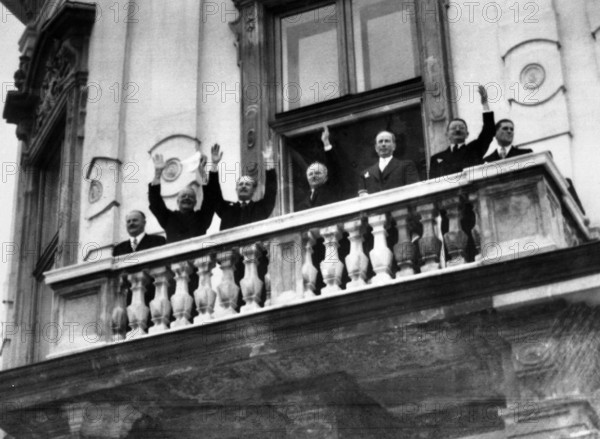Bildnummer: 55881164 Datum: 01.01.1955 Copyright: imago/United Archives
Waving to the Viennese crowds from the balcony of the Belvedere Palace after the signing of the Austrian State Treaty are ( right to left ) Austrian Chancellor Julius Raab , American Secretary of State John Foster Dulles , British Foreign Secretary harold Macmillian , Soviet Foreign Minister Molotov , French Foreign Minister Pinay , Austrian Foreign Minister Figil and French Charge D Affaires Lalouette . 15 May 1955 Mono Negative !AUFNAHMEDATUM GESCHÄTZT! kbdig 1955 quer diplomats politics politicians
Bildnummer 55881164 Date 01 01 1955 Copyright Imago United Archives Waving to The Crowds from The balcony of The Belvedere Palace After The Signing of The Austrian State Treaty are Right to left Austrian Chancellor Julius Raab American Secretary of State John Foster Dulles British Foreign Secretary Harold MacMillian Soviet Foreign Ministers Molotov French Foreign Ministers Pinay Austrian Foreign Ministers Figi...