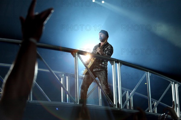 Bildnummer: 53238732 Datum: 03.08.2009 Copyright: imago/biky
Gitarrist David Howell Evans (U2) während eines Konzerts im Rahmen der - 360 Grad Tour - in Gelsenkirchen, Personen, Highlight, premiumd; 2009, Gelsenkirchen, Musik; , , Kbdig, Einzelbild, Aktion, quer o0 People
Bildnummer 53238732 Date 03 08 2009 Copyright Imago biky Guitarist David Howell Evans U2 during a Concert in Frame the 360 Degree Tour in Gelsenkirchen People Highlight premiumd 2009 Gelsenkirchen Music Kbdig Single Action shot horizontal o0 Celebrities