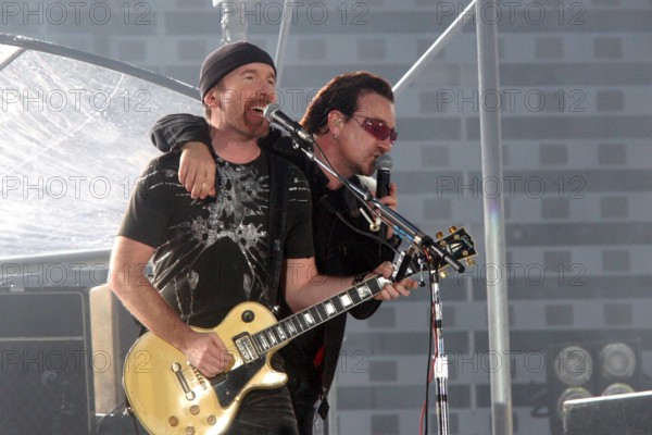 Bildnummer: 50833614 Datum: 07.07.2005 Copyright: imago/Scherf
Sänger Bono Vox (re./IRL/U2) und Gitarrist The Edge (li./IRL/U2) anlässlich eines Konzerts in Berlin; Berlin, Musiker, Sänger, Konzerte, Rock, Pop, U 2, Gitarristen, umarmen, umarmt, Umarmung; , quer, Kbdig, Gruppenbild, close, Musik, Kunst, Deutschland, Aktion, People / Personen, Paul Hewson, David Evans, Kameradschaft, Harmonie