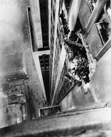 Bildnummer: 55848376 Datum: 01.01.1945 Copyright: imago/United Archives
Aftermath of an Army B25 plane crash into the Empire State Building 28 July 1945 - 11 office workers and 3 crew members were killed©TopFoto Mono Print !AUFNAHMEDATUM GESCHÄTZT! kbdig 2011 hoch Aviation Accident Empire State Building War bonds Topography Architecture Damage Rooftops Tall Tallest Aerial view Transport
Bildnummer 55848376 Date 01 01 1945 Copyright Imago United Archives Aftermath of to Army B25 Plane Crash into The Empire State Building 28 July 1945 11 Office Workers and 3 Crew Members Were Mono Print date estimated Kbdig 2011 vertical Aviation accident Empire State Building was Bonds Topography Architecture Damage rooftops Tall tallest Aerial View Transportation