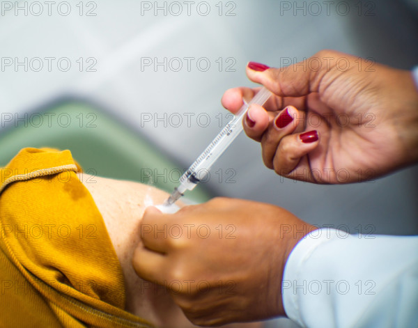 ILHABELA, SP - 30.08.2024: VACINA - Application of hepatitis vaccine at a basic health unit in the Perequê neighborhood,