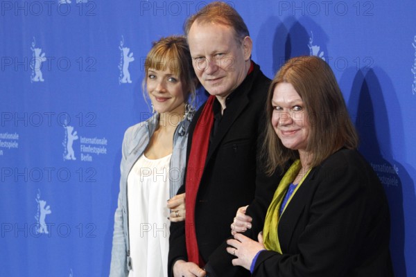 Bildnummer: 56801003  Datum: 15.02.2010  Copyright: imago/Future Image
Berlinale 2010, 60. Internationale Filmfestspiele Berlin / 60th Berlin International Film Festival, Tag 5. Photocall zu En ganske snill mann / A Somewhat Gentle Man Jannike Kruse Jatog, Stellan Skarsgard, Jorunn Kjellsby Entertainment Kultur Film People x0x xub 2010 quer Schauspielerinnen Schauspieler 

 56801003 Date 15 02 2010 Copyright Imago Future Image Berlinale 2010 60 International Film Festival Berlin 60th Berlin International Film Festival Day 5 photo call to en Ganske snill Man a somewhat Gentle Man Jannike Kruse  Stellan Skarsgard Jorunn Kjellsby Entertainment Culture Film Celebrities x0x  2010 horizontal Actresses Actor