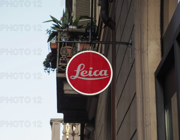 TURIN, ITALIEN - CIRCA OKTOBER 2022: Schaufenster Leica *** TURIN, Italy Circa October 2022 Shop window Leica 1129203336