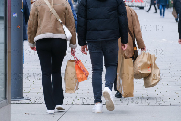 Düsseldorf 12.03.2024 Schadowstraße Einkaufsstrasse Hystreet Einkaufsstraße Shoppingmeile Einkaufsmeile Einkaufen Einzel