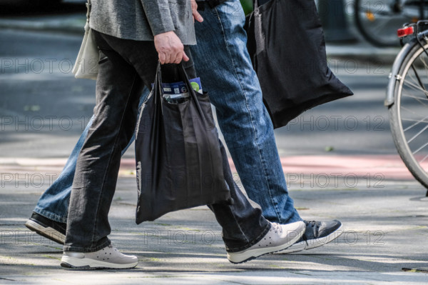 Düsseldorf 26.05.2023 Einkaufen Einkaufstaschen Bürgergeld Inflation Konsumindex Konsumklimaindex Verbraucherpreisindex