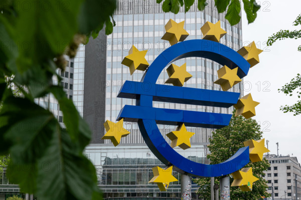 Euro-Skulptur vor Hochhäusern im Bankenviertel Frankfurt am Main