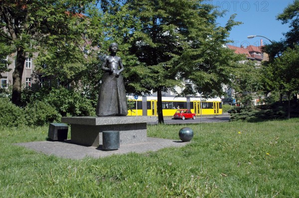 Bildnummer: 51920038  Datum: 18.05.2007  Copyright: imago/Steinach
Friedrich-Fröbel-Denkmal in Berlin-Prenzlauer Berg, Objekte , Landschaft; 2007, Berlin, Prenzlauer Berg, Tram, Trams, Straßenbahn, Straßenbahnen, öffentlicher Nahverkehr, Personennahverkehr, BVG; , quer, Kbdig, Totale, Denkmäler, Deutschland,  , o0 Reisen, Europa