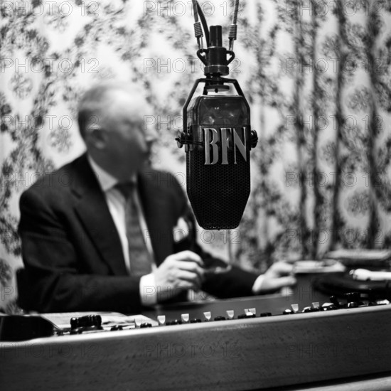 Das Mikrofon des Sprechers und Radiomoderators bei BFN in Hamburg Deutschland 1950er Jahre The mic