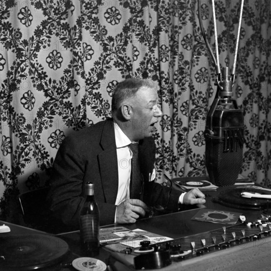 Der Sprecher und Radiomoderator von BFN in Hamburg Deutschland 1950er Jahre Radio speaker and pres