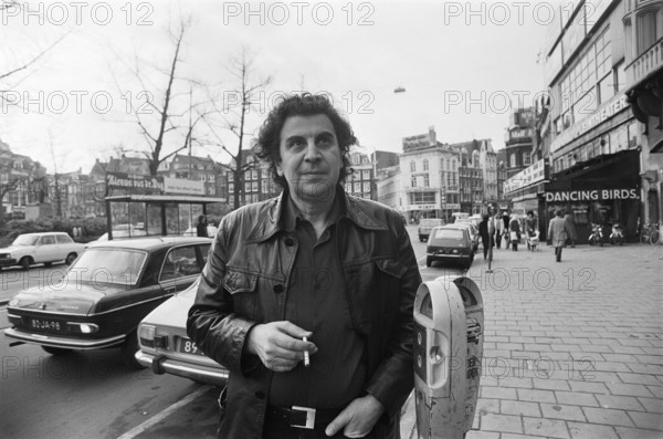Anefo photo collection. Greek composer / conductor (in Amsterdam) Mikis Theodorakis on Rembrandtplein. January 30, 1978.