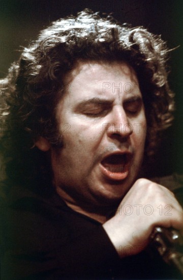 Bildnummer: 52084007  Datum: 28.09.1971  Copyright: imago/Heiko Feddersen
Musiker Mikis Theodorakis (GRE) während eines Konzertes in Hamburg, Personen; 1971, Hamburg, Konzerte, Komponist, Dirigent, Klassik, Sänger; , hoch, Kbdia, Porträt, Musik, Kunst, Deutschland, Aktion, People; Aufnahmedatum geschätzt