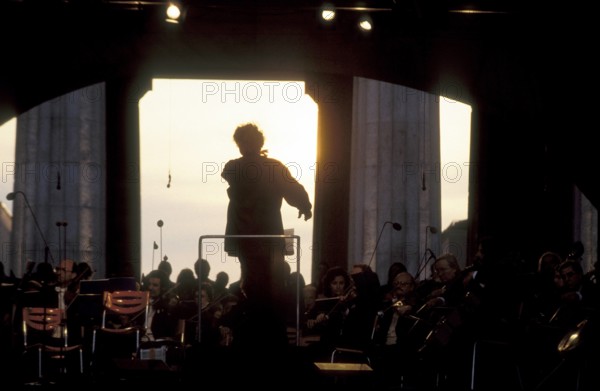 Mikis Theodorakis, 95. Geburtstag am 29. Juli Zu seinem 70. Geburtstag dirigiert Komponist Mikis Theodorakis (GRE) das S