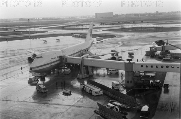 Anefo photo collection. First Jumbo Jet Boeing 747 from Pan am Landt at Schiphol. The Boeing 747 to the pier on the plat