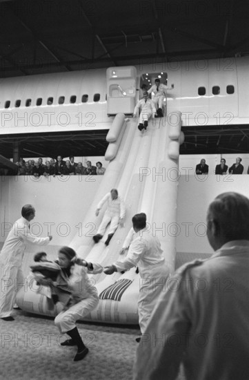 Anefo photo collection. Flying trailing building KLM op Schiphol-Oost opened; Boeing 747 Flight Simulator, Passengers le