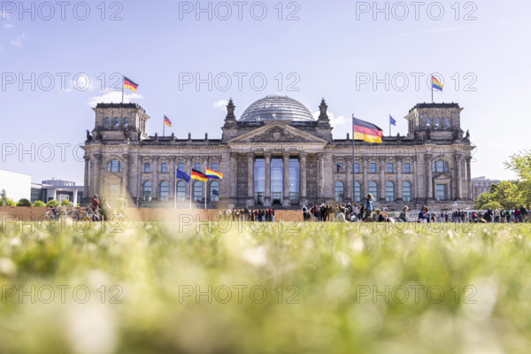 Regenbogenflagge auf dem Reichtagsgebaeude in Berlin, 17.05.2023. Berlin Deutschland *** Rainbow flag on the Reichtagsge