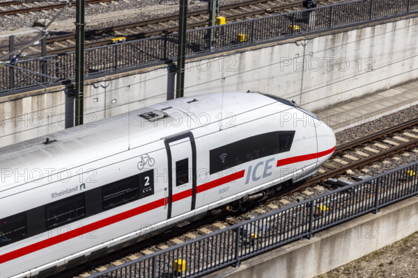 InterCityExpress ICE bei der Einfahrt in einen Tunnel am Hauptbahnhof Ulm. // 19.05.2025. Ulm, Baden-Württemberg, Deutsc