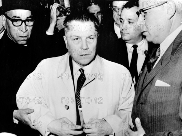 Bildnummer: 55884670  Datum: 01.01.1967  Copyright: imago/United Archives
Washington , D . C . : Jimmy Hoffa , President of the U . S Teamsters ( Lorry Driers ) Union , surrounded by attorneys and news men at Federal court when he surrendered to begin an eight year prison term . Charged with jury tampering , lost his last chance of evading prison . 7 March 1967 Mono Negative !AUFNAHMEDATUM GESCHÄTZT! kbdig 1967 quer 1960 , 60s , Sixties 20th Century , Twentieth Century Court Glasses Mens , Hats Mens , Raincoat Mens , Suits 

Bildnummer 55884670 Date 01 01 1967 Copyright Imago United Archives Washington D C Jimmy Hoffa President of The U S Teamsters Lorry  Union surrounded by Attorneys and News Men AT Federal Court When he surrendered to Begin to Eight Year Prison Term Charged With Jury  Lost His Load Chance of evading Prison 7 March 1967 Mono Negative date estimated Kbdig 1967 horizontal 1960 60s Sixties 20th Century Twentieth Century Court Glasses Mens Hats Mens Raincoat Mens Suits
