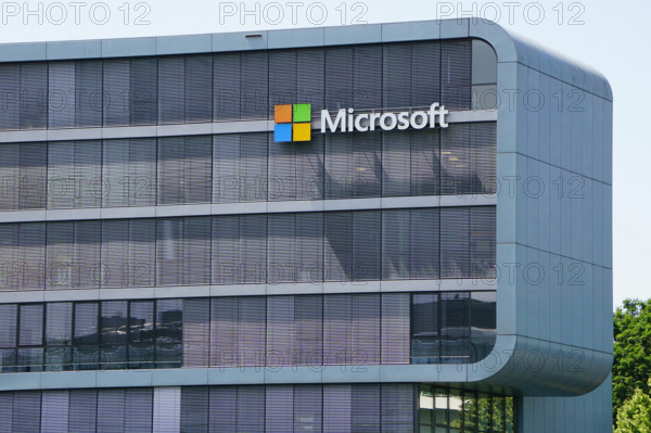 RheinauArtOffice, Solitärgebäude von Microsoft mit Logo in Köln, Nordrhein-Westfalen, Kundenbetreuung, Schulungen *** Rh