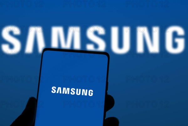 Dhaka, Bangladesch, 11. November 2024: Samsung-Logo auf Smartphone-Bildschirm.