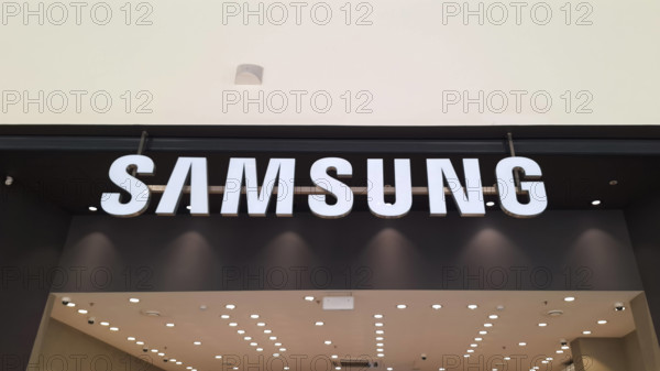 Moskau, Russland - 26. April 2025.Samsung-Schaufenster mit beleuchtetem Logo und moderner Innenbeleuchtung