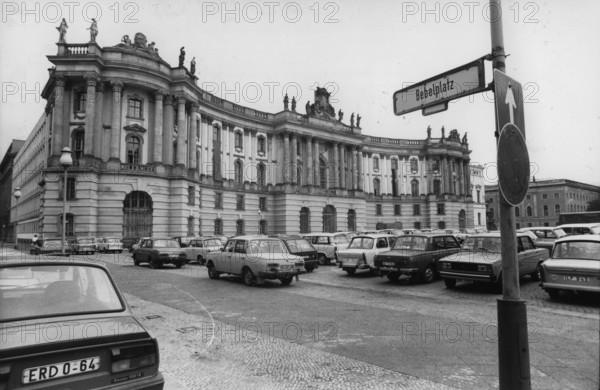 Bildnummer: 53352635  Datum: 03.09.1985  Copyright: imago/Jürgen Ritter
die Kommode am Bebelplatz in Berlin - 1985 Berlin Alte Königliche Bibliothek DDR sw kbneg xkg quer; Aufnahmedatum geschätzt

Bildnummer 53352635 Date 03 09 1985 Copyright Imago Jürgen Ritter the Drawers at Bebelplatz in Berlin 1985 Berlin Old Royal Library GDR black and white Kbneg xkg horizontal date estimated
