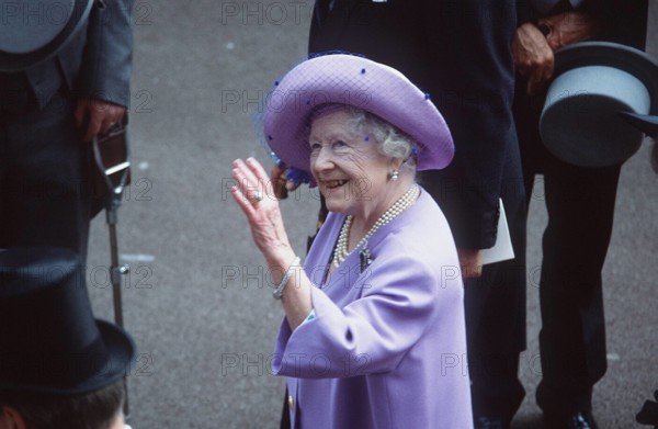 Bildnummer: 56856552 Datum: 01.06.1997 Copyright: imago/teutopress
Queen Mum Elizabeth I. beim Royal Ascot / England 06/97 dru Frau Adel Gesellschaft Königshaus England Großbritannien seriös festlich elegant Kleid lila Hut Handschuhe Stock gehend Menschen lächelnd winkend halb quer Mutter von Elizabeth II. Elizabeth Angela Marguertie Bowes-Lyon People xmk x0x 1997 quer
56856552 Date 01 06 1997 Copyright Imago Queen Mum Elizabeth I the Royal Ascot England 06 97 Dru Woman Adel Society Royal house England UK seriously festive elegant Dress purple Hat Gloves Stick going People smiling winkend half horizontal Mother from Elizabeth II Elizabeth Angela Bowes Lyon Celebrities xmk x0x 1997 horizontal