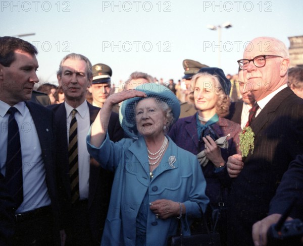 Bildnummer: 51996272 Datum: 19.12.1989 Copyright: imago/NBL Bildarchiv
Queen Elizabeth (Mitte GBR) anlässlich ihres Besuchs in Berlin , Personen; 1989, Berlin, Politik, Adel, adlig, englisch, englisches, Königshaus, Queen Mum, Elizabeth Angela Marguerite Bowes-Lyon, Gestik, Pressetermin, Königin; , quer, Mfdia, Gruppenbild, Deutschland, Randbild, People; Aufnahmedatum geschätzt